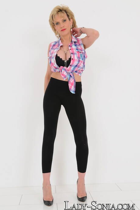 Lady Sonia offers xxx pic gallery with Lady Sonia in masturbating porn