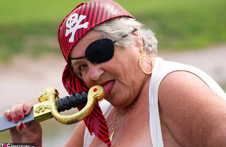 TAC Amateurs are pleased to offer you a free pics featuring Grandma Libby in play with dildo